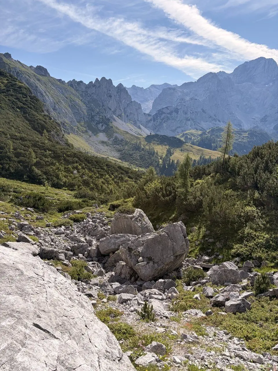 Berglandschaft mit weitem Himmel als ruhiges Bild zu Coaching und Supervision