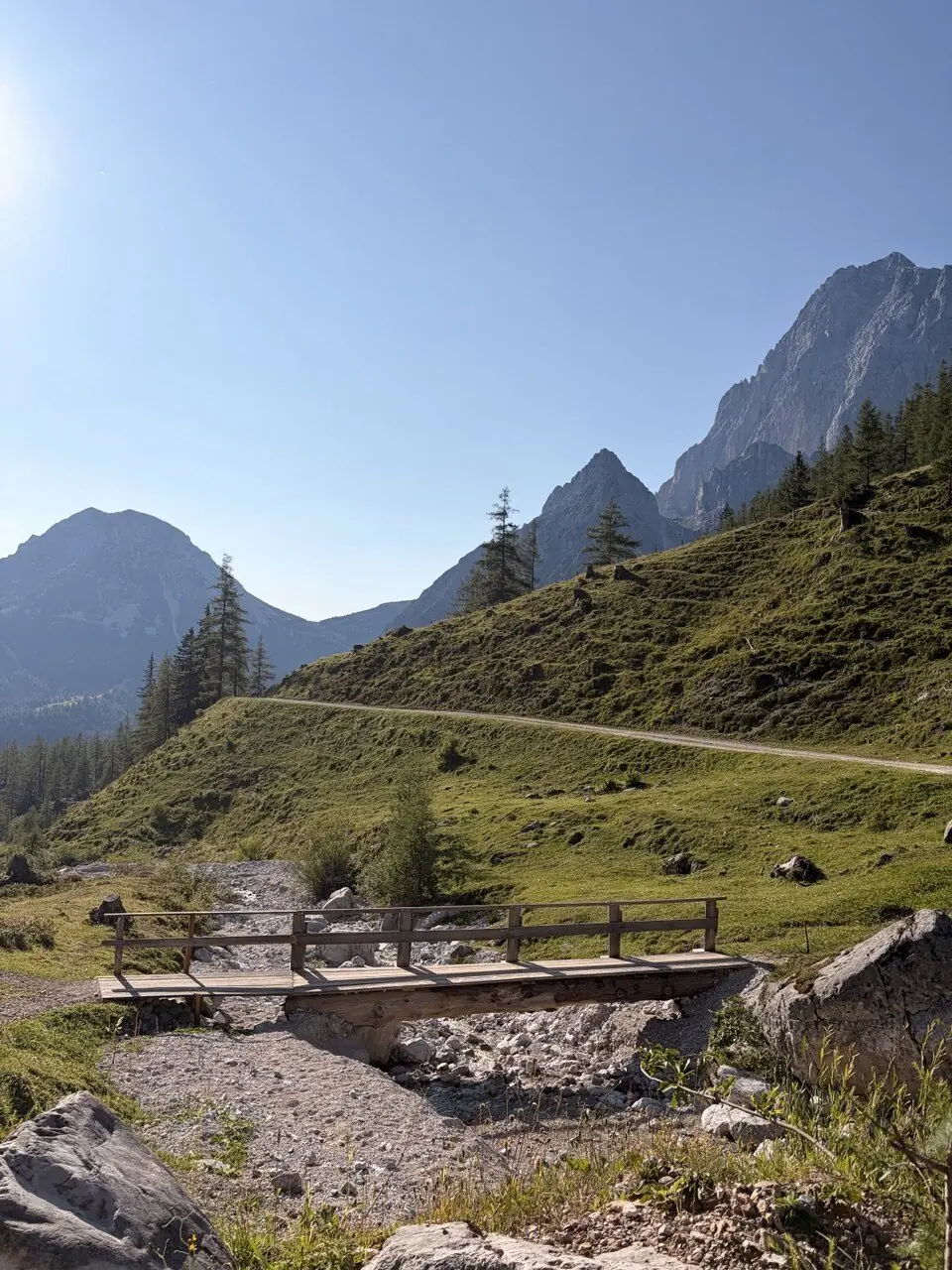 Bergweg mit Holzbrücke als ruhiges Bild zur Paarberatung