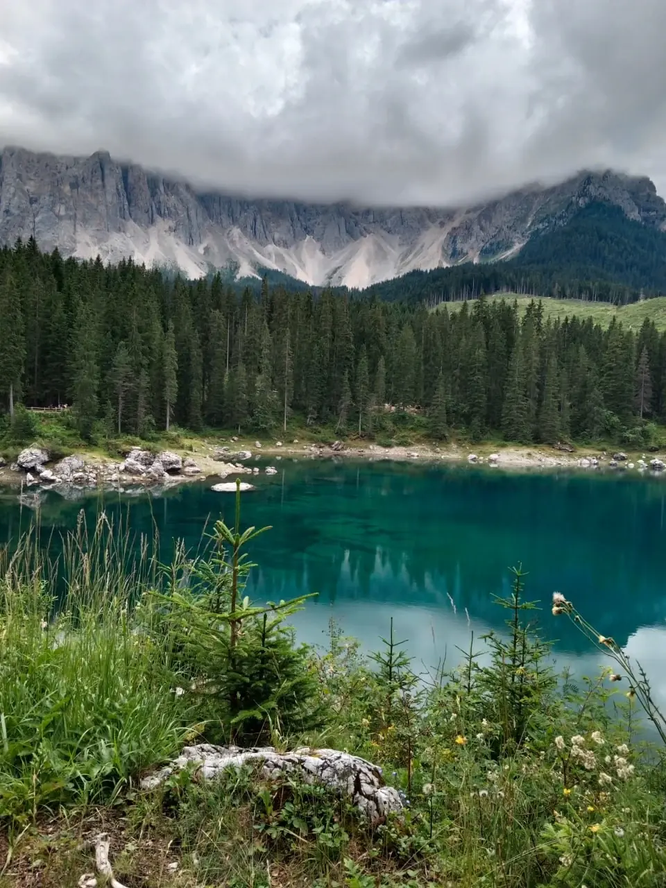 Bergsee als ruhiges Bild zu Stimme und Auftreten